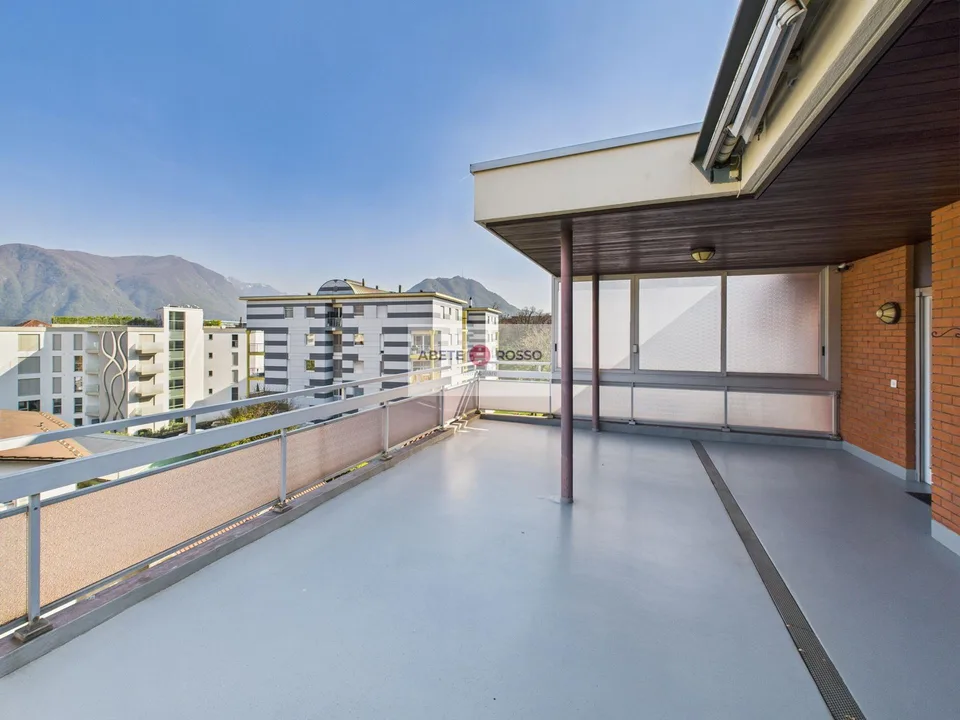 Dachgeschoß mit Terrasse und Panoramablick, nahe dem Bahnhof FFS und dem Zentrum von Lugano.