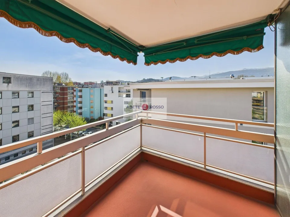 Dachgeschoss mit Terrasse und Panoramablick, nahe dem Bahnhof FFS und dem Zentrum von Lugano. – Foto 11 von 24