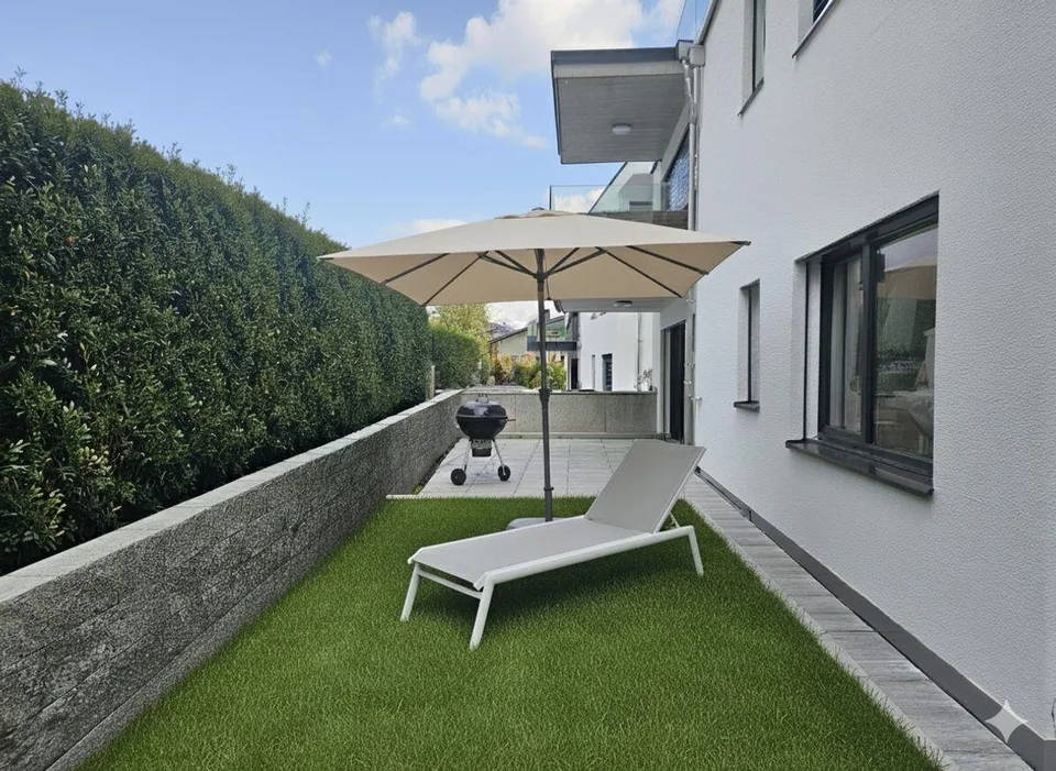 NEUBAU AN TOPLAGE MIT GROSSZÜGIGEM SITZPLATZ (40 M²) SOWIE EIGENER ...