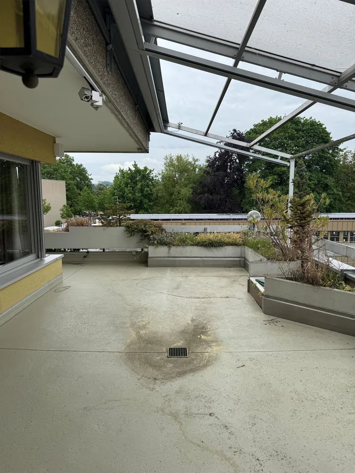 Ampio appartamento mansardato di 5,5 locali con vista meravigliosa a Kleindöttingen