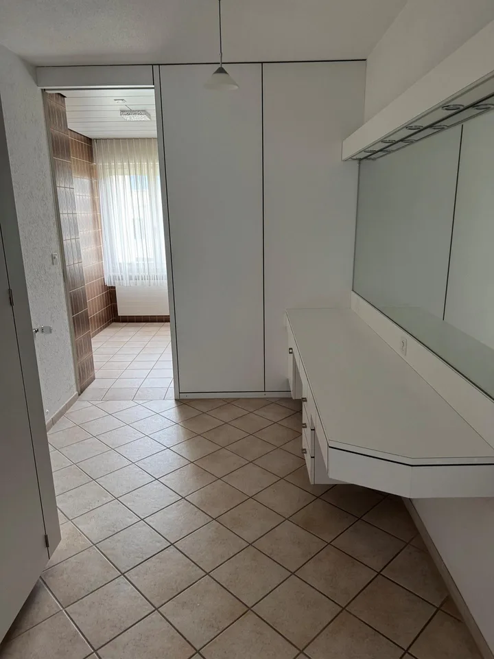 Grosszügige 5.5-Zimmer-Dachwohnung mit herrlichem Ausblick in Kleindöttingen – Foto 6 von 11