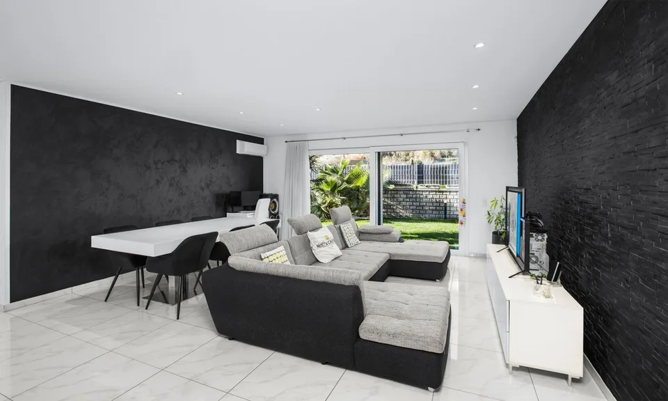 MODERNA E AMPIA VILLA BIFAMILIARE 6.5 CON PISCINA A BEDANO