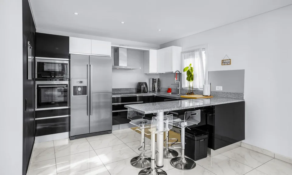 MODERNA E AMPIA VILLA BIFAMILIARE 6.5 CON PISCINA A BEDANO