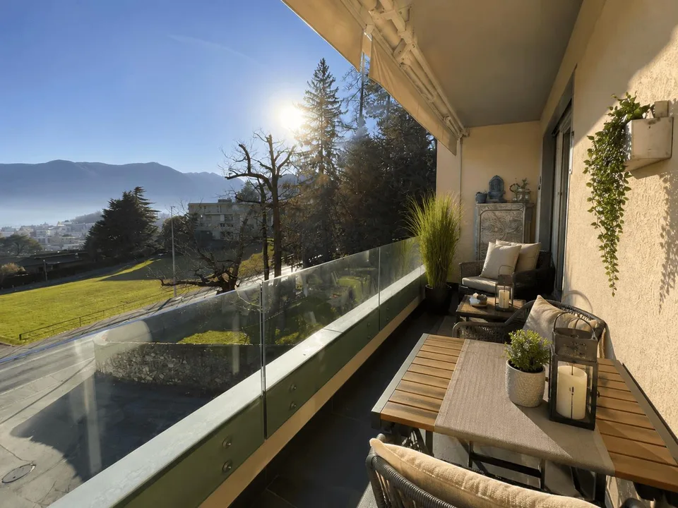 AMPIO APPARTAMENTO 2.5 CON VISTA LAGO E POSTEGGIO ESTERNO