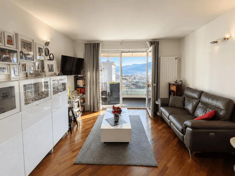 AMPIO APPARTAMENTO 2.5 CON VISTA LAGO E POSTEGGIO ESTERNO