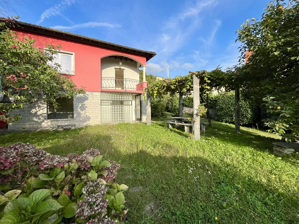 HELLER VILLA 6.5 MIT EBENEM GARTEN IN BALERNA