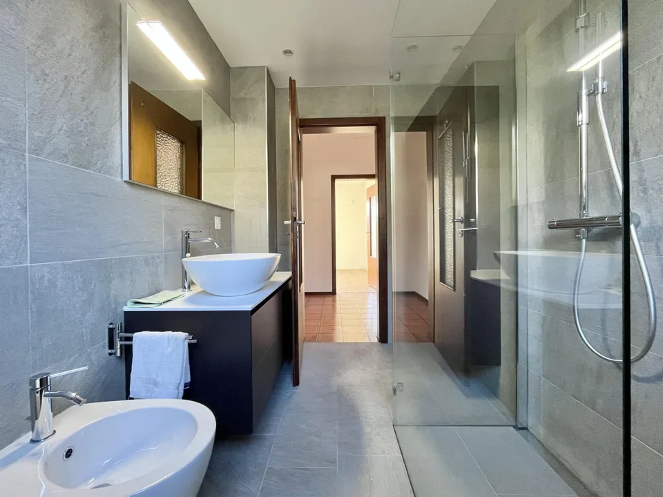 LUMINOSA VILLA 6.5 CON GIARDINO PIANEGGIANTE A BALERNA – foto 9 di 10