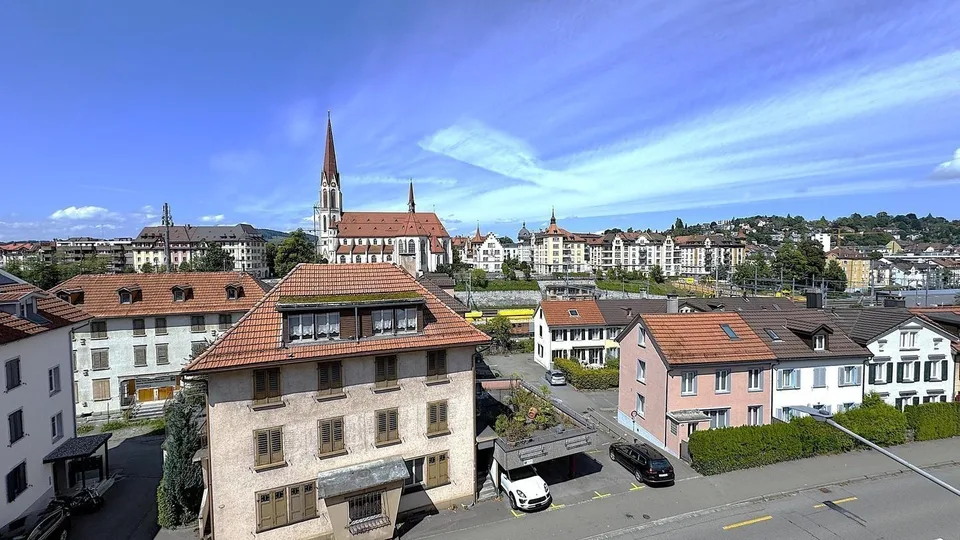 Erstvermietung nach Sanierung! Moderner 4.5 Zimmerwohnung mit Balko...