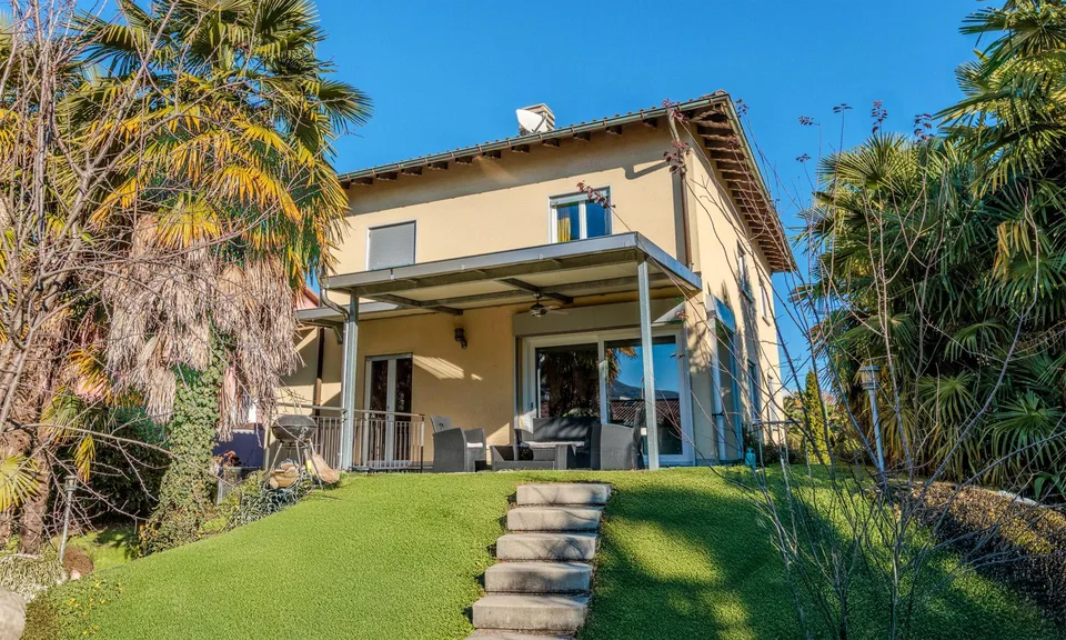 Exklusive Villa 6.5 in der Nähe des Sees mit Garten in Caslano