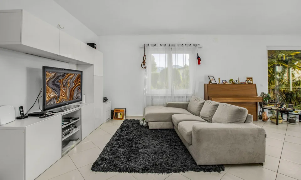 Exklusive Villa 6.5 in der Nähe des Sees mit Garten in Caslano