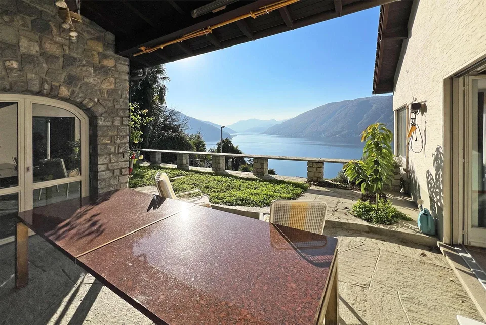 GRANDE VILLA 6.5 AVEC UNE VUE IMPRENABLE SUR LE LAC ET PISCINE À BISSONE