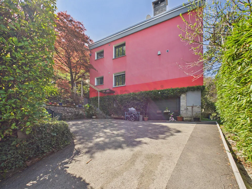 Elegante villa bifamiliare 12 locali con ampio parco di proprietà a...