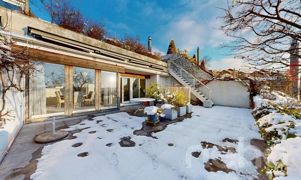 Terrassenwohnung auf zwei Ebenen mit Wintergarten und Panorama