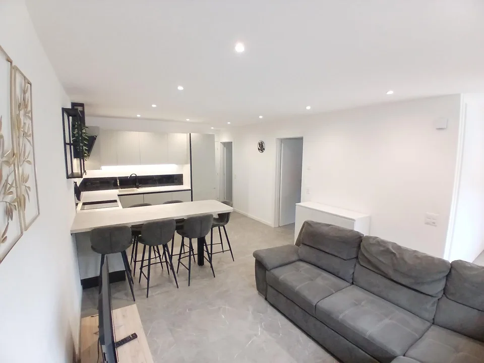 MODERN UND HELL 3.5 ZIMMER MIT PRIVATGARTEN IN RIVERA
