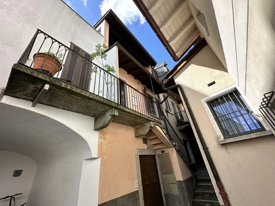 TIPICA CASA 3.5 CON GRANDE CANTINA VINI A VOLTA A MELIDE