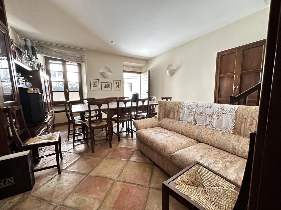 TIPICA CASA 3.5 CON GRANDE CANTINA VINI A VOLTA A MELIDE