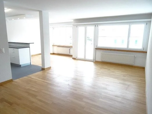 Moderne 4.5-ZW à 95 m² im 2. OG mit grossem Balkon