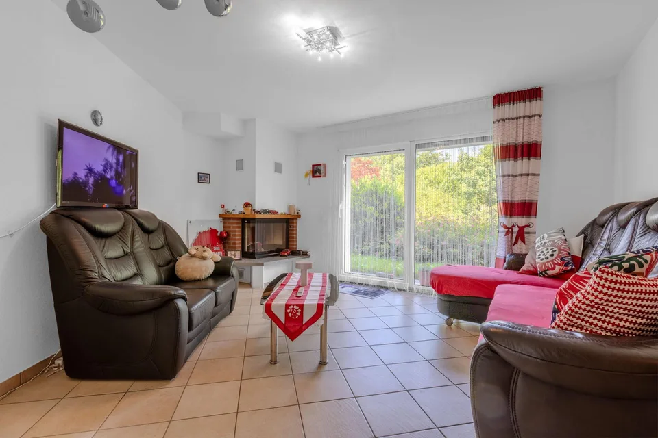 VILLA SEMI-DÉTACHÉE SPACIEUSE 6.5 AVEC JARDIN À CARABBIA