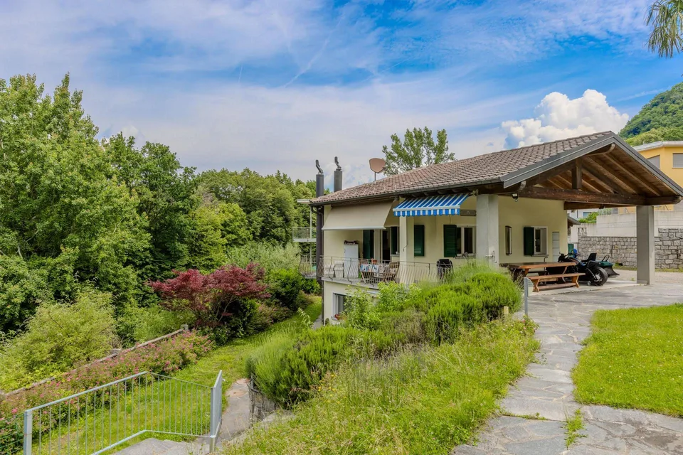 SPAZIOSA VILLA BIFAMILIARE 6.5 CON GIARDINO A CARABBIA