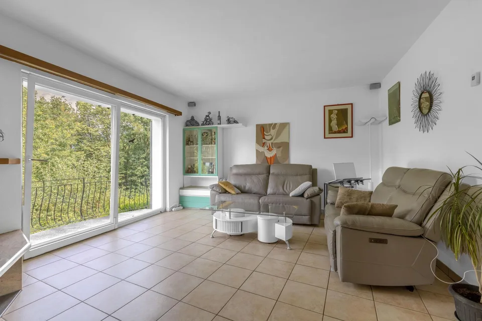 Villa bifamiliale spacieuse 6.5 avec jardin à Carabbia – photo 8 sur 10