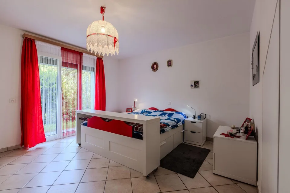 VILLA SEMI-DÉTACHÉE SPACIEUSE 6.5 AVEC JARDIN À CARABBIA