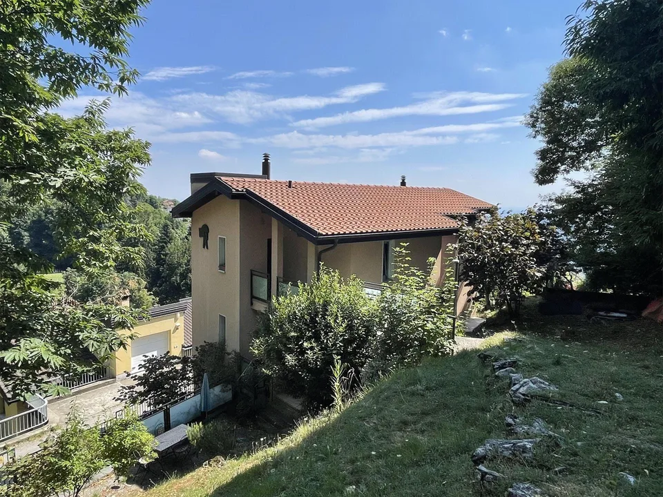 BELLA CASA UNIFAMILIARE IN POSIZIONE PANORAMICA