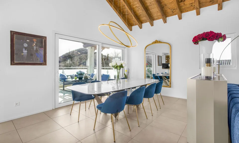 GERÄUMIGES UND WUNDERBARES 5-ZIMMER-ATTIC MIT MEZZANINE IN CURIO