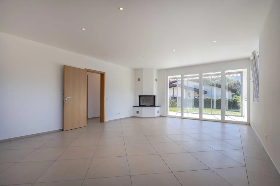AMPIA VILLA 5.5 CON GIARDINO E VISTA LAGO IN COLLINA D'ORO