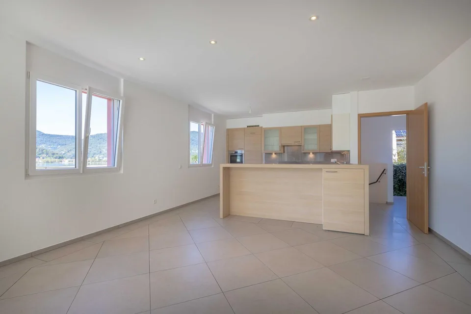 AMPIA VILLA 5.5 CON GIARDINO E VISTA LAGO IN COLLINA D'ORO