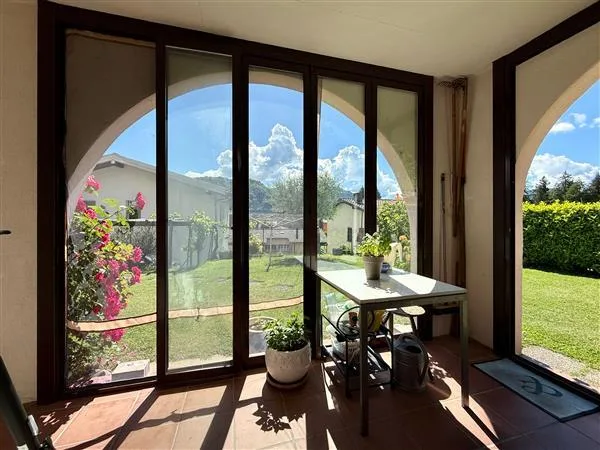 MAISON ÉLÉGANTE ET LUMINEUSE DE 7,5 PIÈCES AVEC JARDIN À AGNO