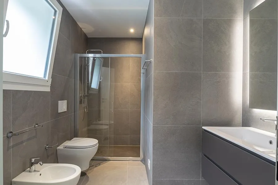 RAFFINIERTES 3.5-ZIMMER-WOHNUNG MIT GROSER TERRASSE IN LUMINO – Foto 13 von 25