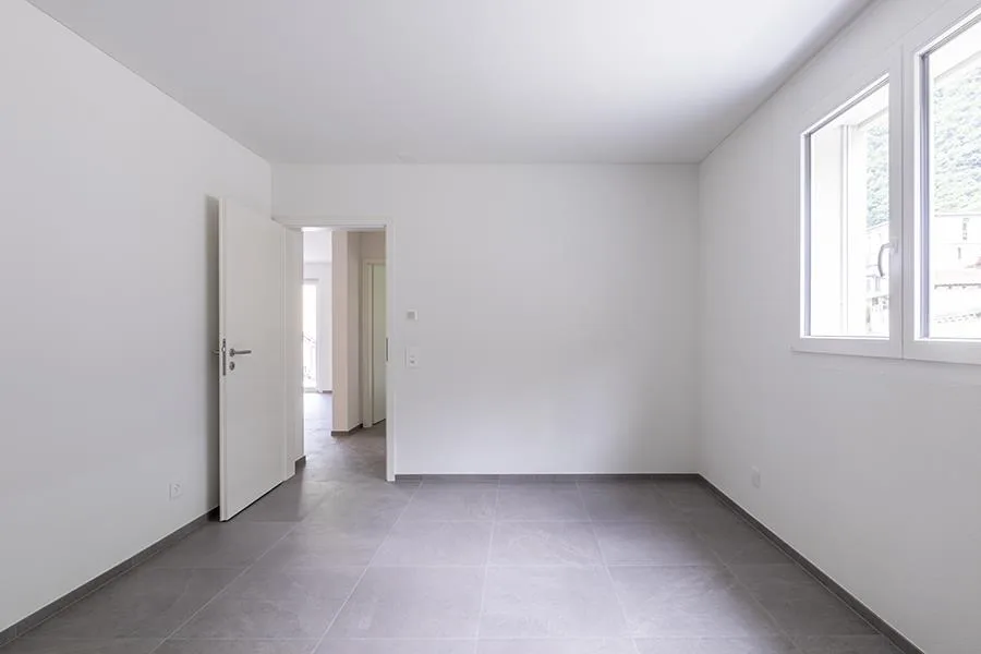 RAFFINIERTES 3.5-ZIMMER-WOHNUNG MIT GROSER TERRASSE IN LUMINO – Foto 12 von 25
