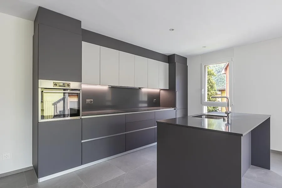 RAFFINIERTES 3.5-ZIMMER-WOHNUNG MIT GROSER TERRASSE IN LUMINO – Foto 6 von 25