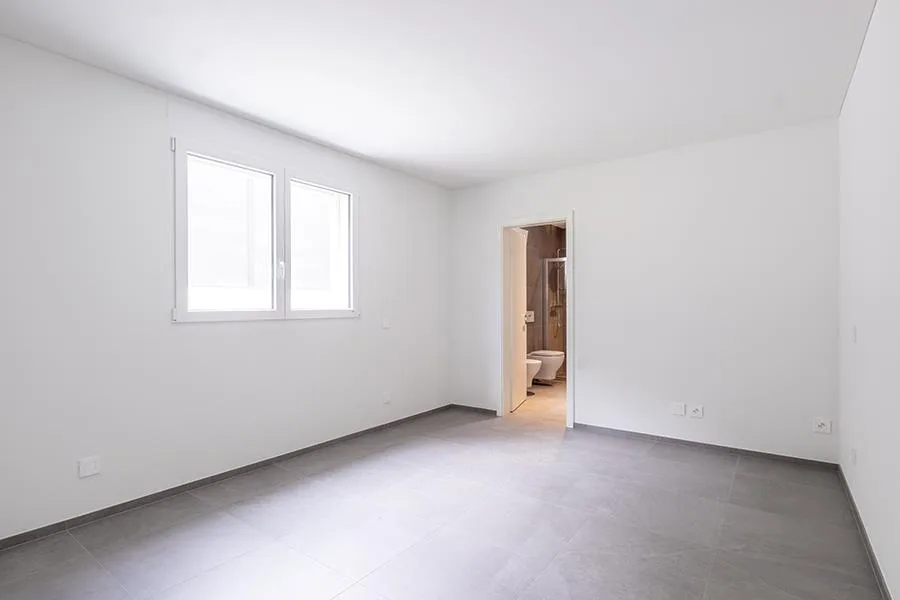 RAFFINIERTES 3.5-ZIMMER-WOHNUNG MIT GROSER TERRASSE IN LUMINO – Foto 11 von 25
