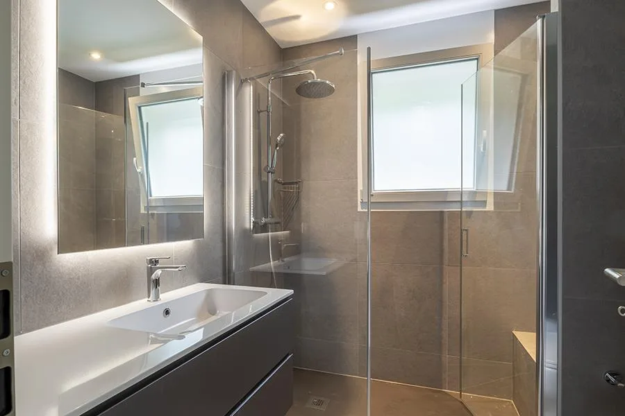 RAFFINIERTES 3.5-ZIMMER-WOHNUNG MIT GROSER TERRASSE IN LUMINO – Foto 16 von 25