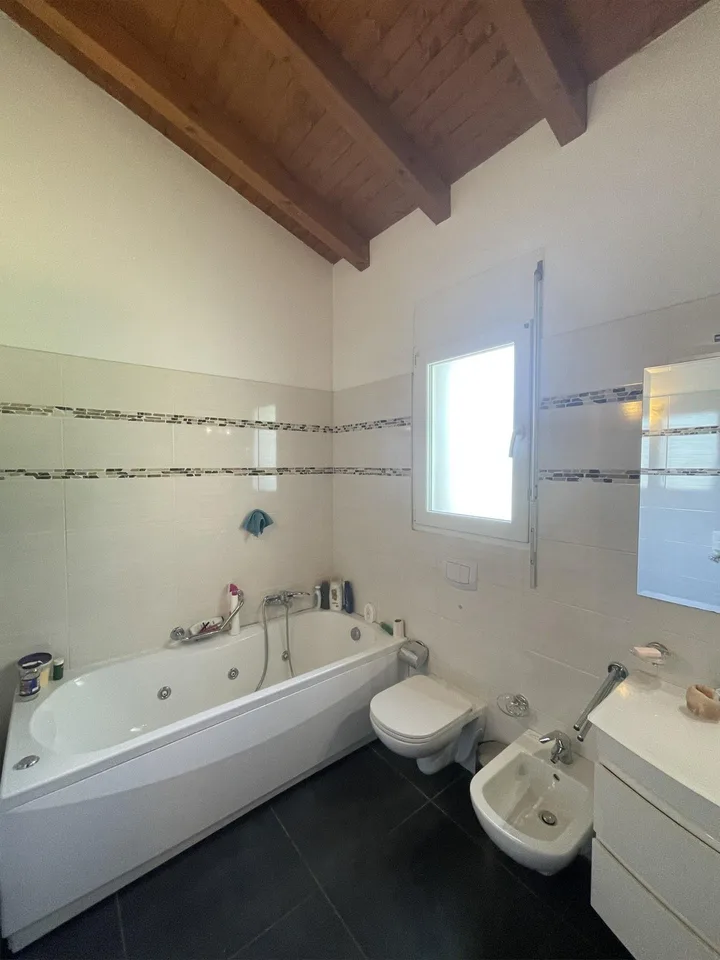 MAISON BIFAMILIALE RÉCENTE 4.5 ET 3.5 DANS UN QUARTIER TRANQUILLE – photo 6 sur 10