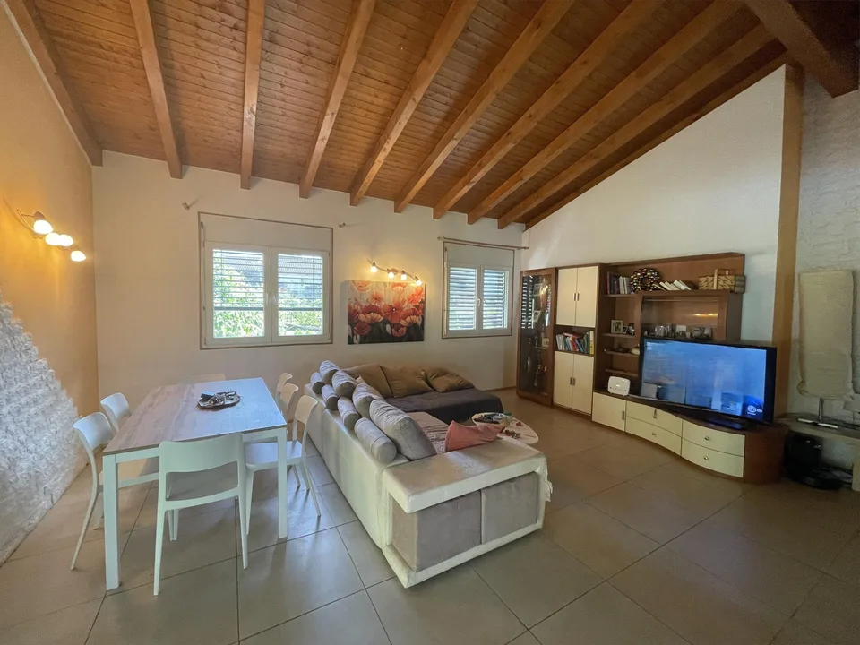 RECENTE CASA BIFAMILIARE 4.5 E 3.5 IN ZONA TRANQUILLA