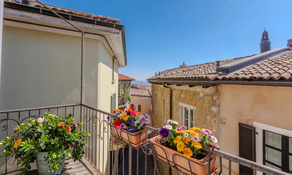 SECONDARY RESIDENCE - HISTORIC HOUSE WITH TERRACE IN BESAZIO
