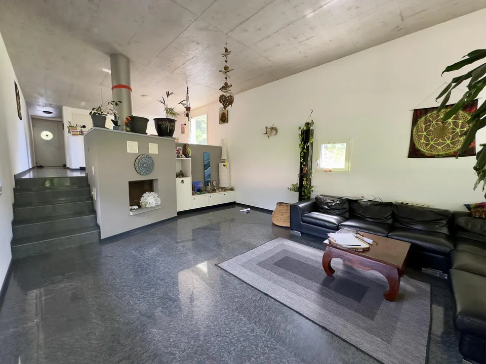 MODERNA CASA 7 LOCALI CON AMPIO GIARDINO A GIORNICO