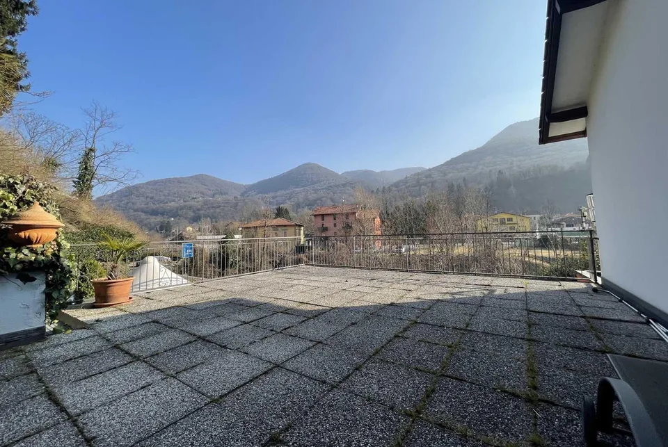 SCHNÄPPCHEN - GERÄUMIGES HAUS MIT 8 ZIMMERN UND TERRASSEN IN PONTE CREMENAGA