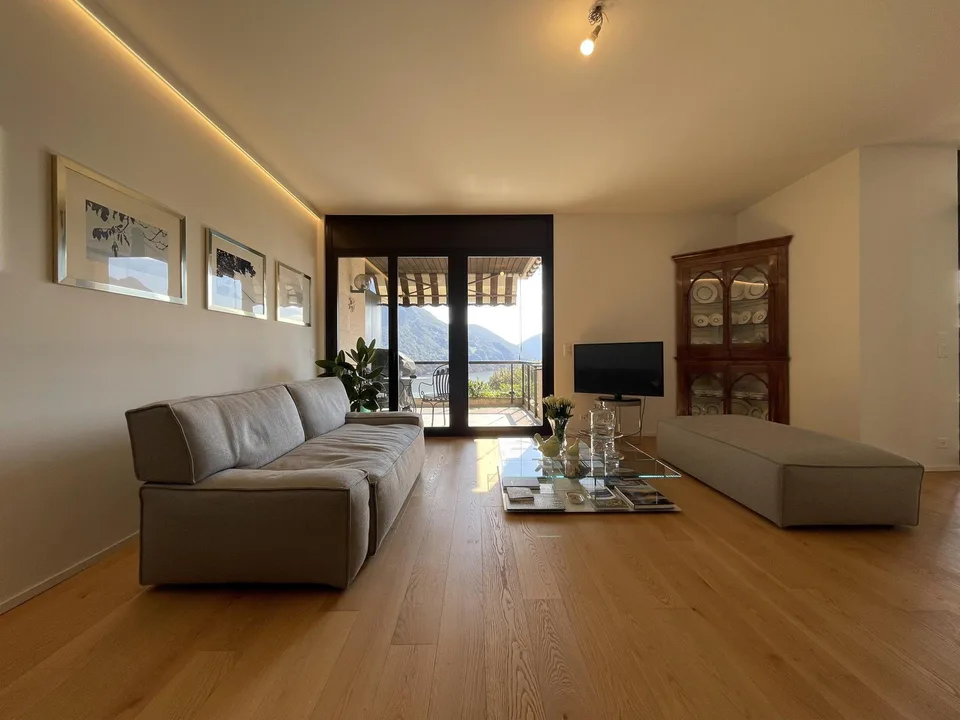 SPETTACOLARE DUPLEX 5.5 CON  MAGNIFICA VISTA LAGO