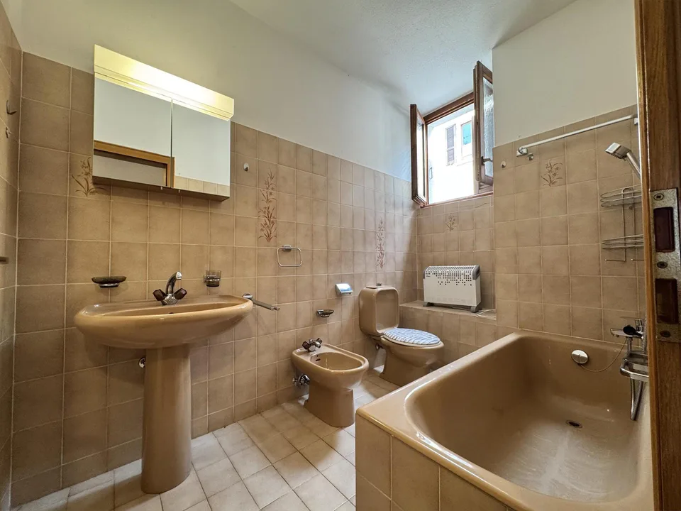 GERÄUMIGES 5.5-ZIMMER-HAUS MIT PRIVATGARTEN IN SCAREGLIA