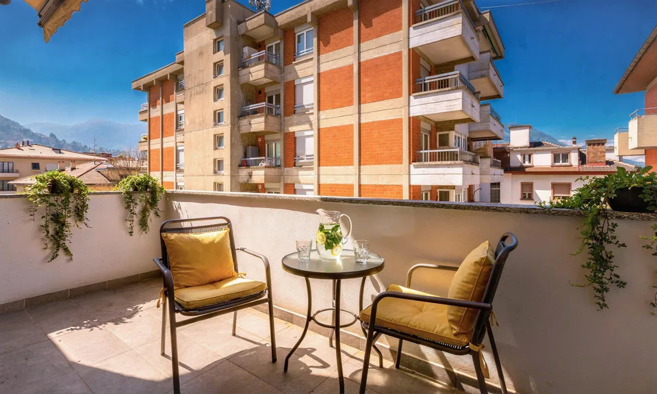 Praktische und geräumige 2,5 Zimmer mit Balkon und Parkplatz in Lugano