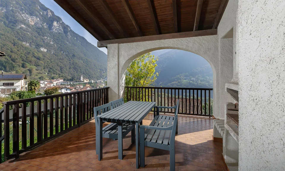MAISON JUMELÉE SPACIEUSE DE 4,5 PIÈCES AVEC UN APPARTEMENT DE DEUX PIÈCES À AROGNO