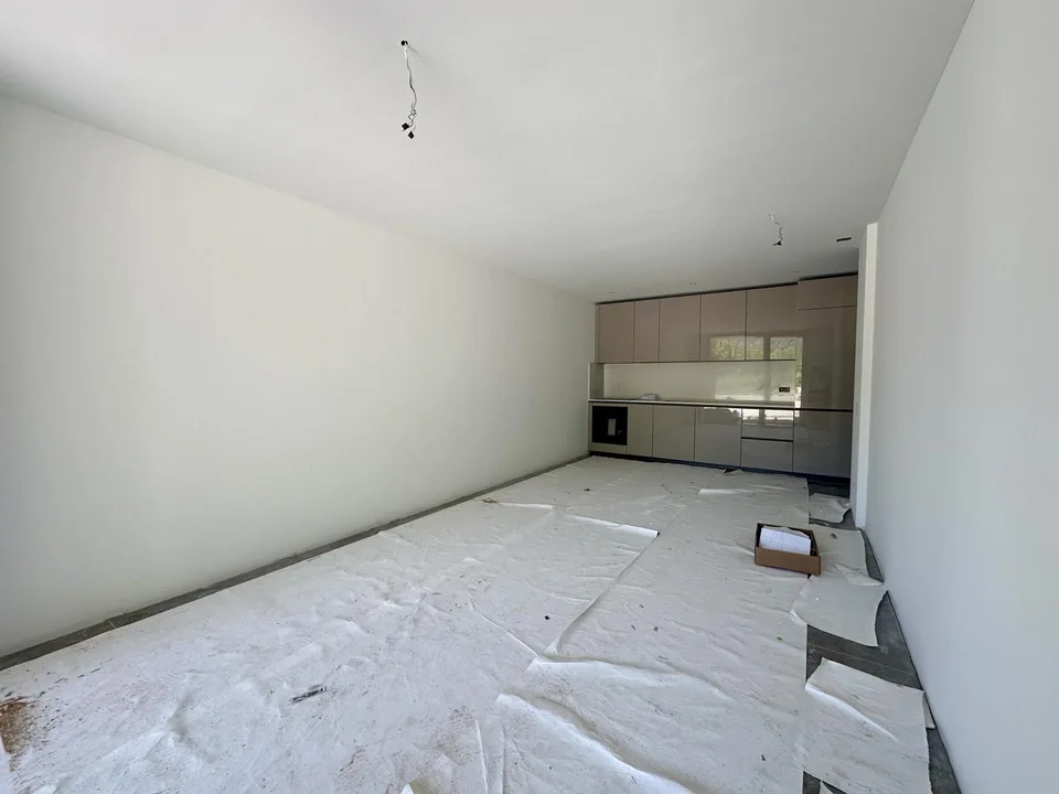 NOUVEL APPARTEMENT 2.5 PIÈCES AVEC GRANDE TERRASSE À LUMINO