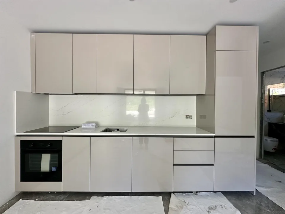 NOUVEL APPARTEMENT 2.5 PIÈCES AVEC GRANDE TERRASSE À LUMINO
