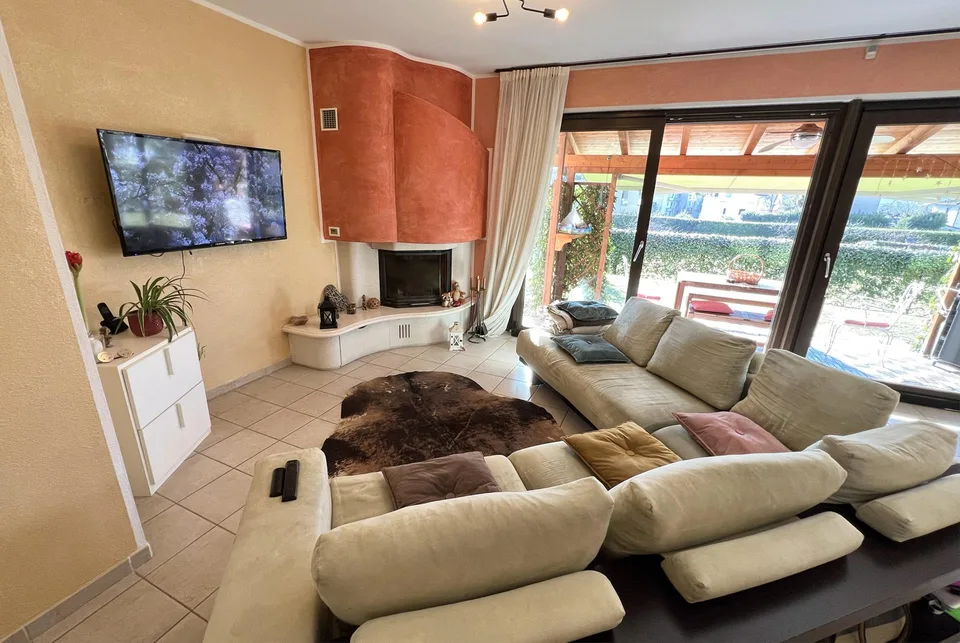 LUMINOSA E ACCOGLIENTE CASA 5.5 CON AMPIO GIARDINO A MELANO