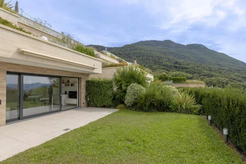 PRACHTVOLLE UND HELL 2.5 ZIMMER MIT GARTEN IN LUGANO CADRO