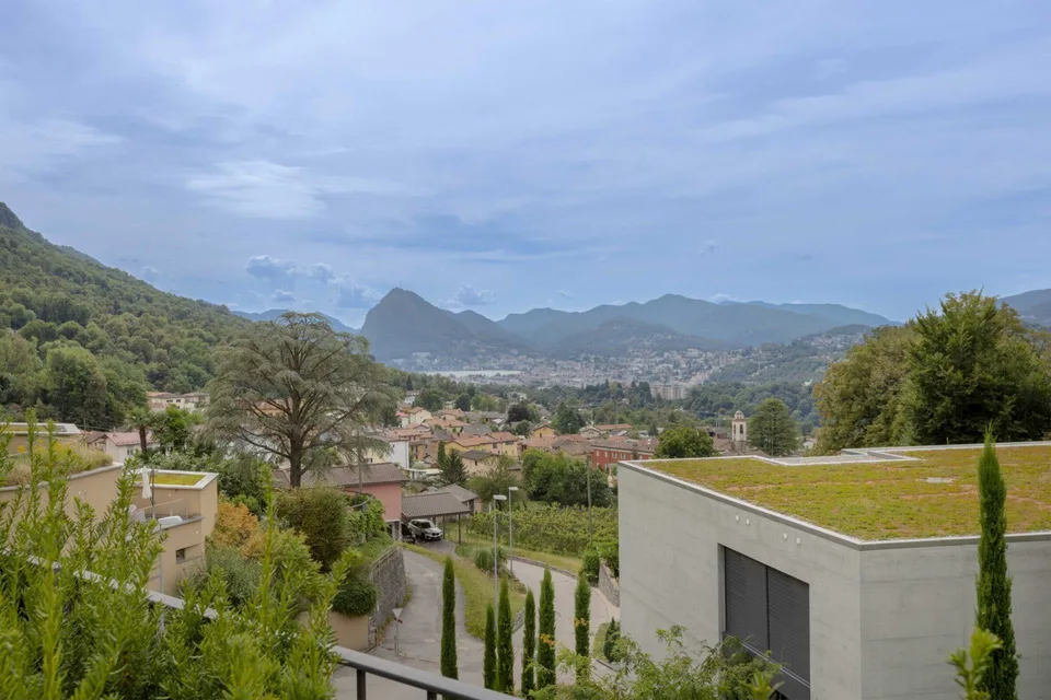 PRACHTVOLLE UND HELL 2.5 ZIMMER MIT GARTEN IN LUGANO CADRO