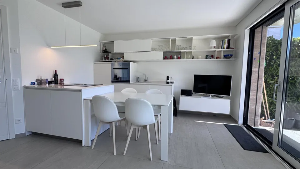 PRACHTVOLLE UND HELL 2.5 ZIMMER MIT GARTEN IN LUGANO CADRO